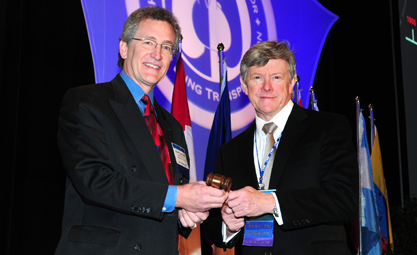 Photo fo Allan Glanville receiving ISHLT President's plaque from David Taylor